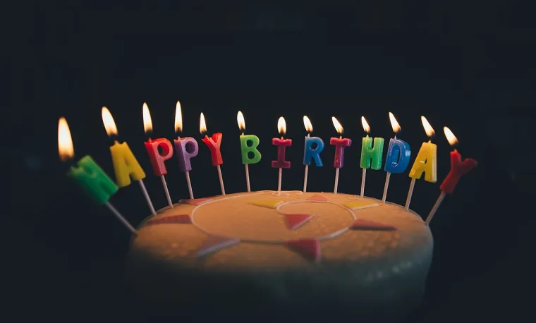 Свечи с надписью Happy Birthday на праздничном торте